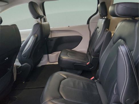 Used 2022 Chrysler Pacifica Touring-L FWD image 9