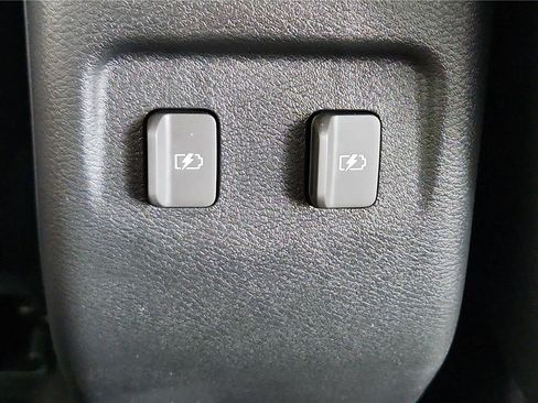 Used 2023 Nissan Kicks SV image 32