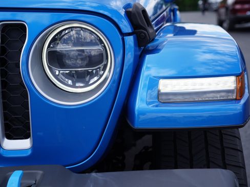 Used 2022 Jeep Wrangler Unlimited Sahara w/ Cold Weather Group AWD/4WD image 13