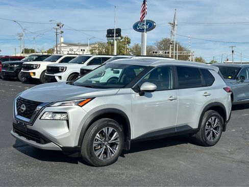 Used 2023 Nissan Rogue SV w/ SV Premium B Package image 2