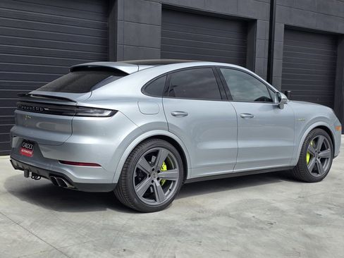 Certified 2025 Porsche Cayenne Turbo image 8