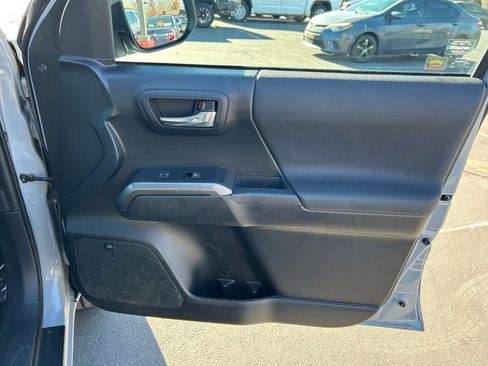 Certified 2019 Toyota Tacoma TRD Off-Road image 28