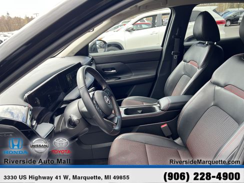 Used 2025 Nissan Kicks SR AWD/4WD image 15