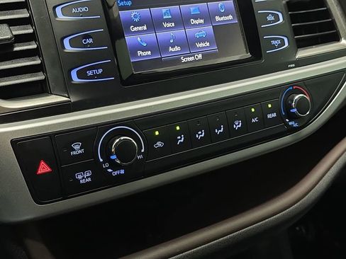 Used 2019 Toyota Highlander LE AWD/4WD image 18