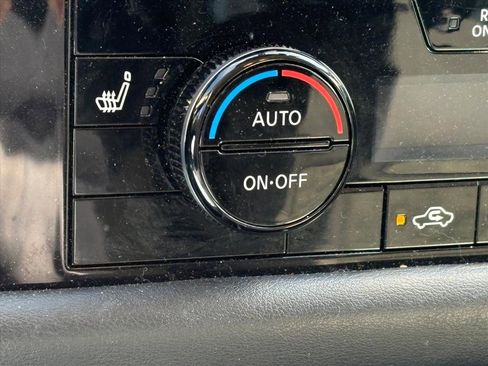 Used 2024 Nissan Pathfinder SV image 13