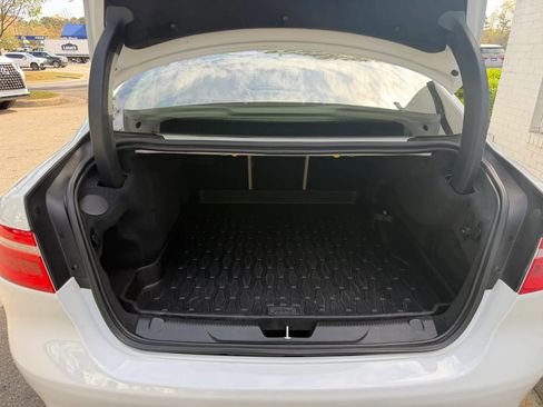 Used 2019 Jaguar XE Premium image 15