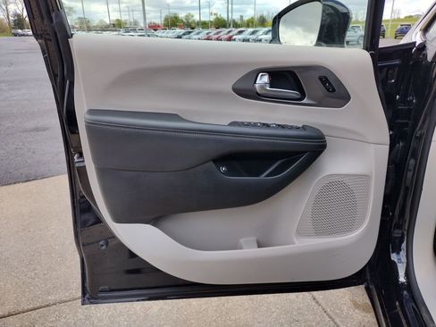 Used 2024 Chrysler Pacifica Limited FWD image 35