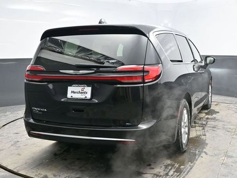 Used 2023 Chrysler Pacifica Touring-L image 6