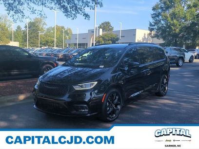 Used 2025 Chrysler Pacifica Limited w/ Trailer Tow Group