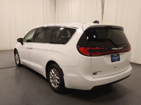 Certified 2025 Chrysler Pacifica Select FWD image 4
