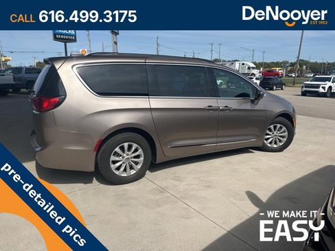 Used 2017 Chrysler Pacifica Touring-L image 6