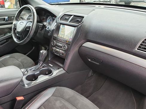 Used 2018 Ford Explorer XLT w/ Equipment Group 202A AWD/4WD image 19
