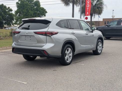 Used 2025 Toyota Highlander LE FWD image 3