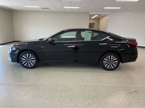 Used 2024 Nissan Altima 2.5 SV image 11