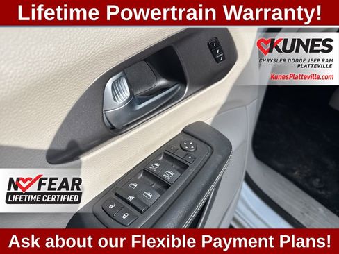 Used 2023 Chrysler Pacifica Touring-L image 13