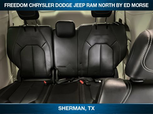 Used 2024 Chrysler Pacifica Touring-L image 9