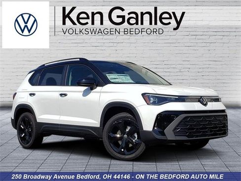 New 2025 Volkswagen Taos SE image 1