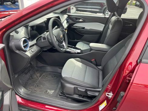 Used 2025 Chevrolet Trax LT w/ Driver Confidence Package FWD image 8