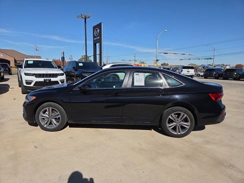 Used 2024 Volkswagen Jetta SE image 3