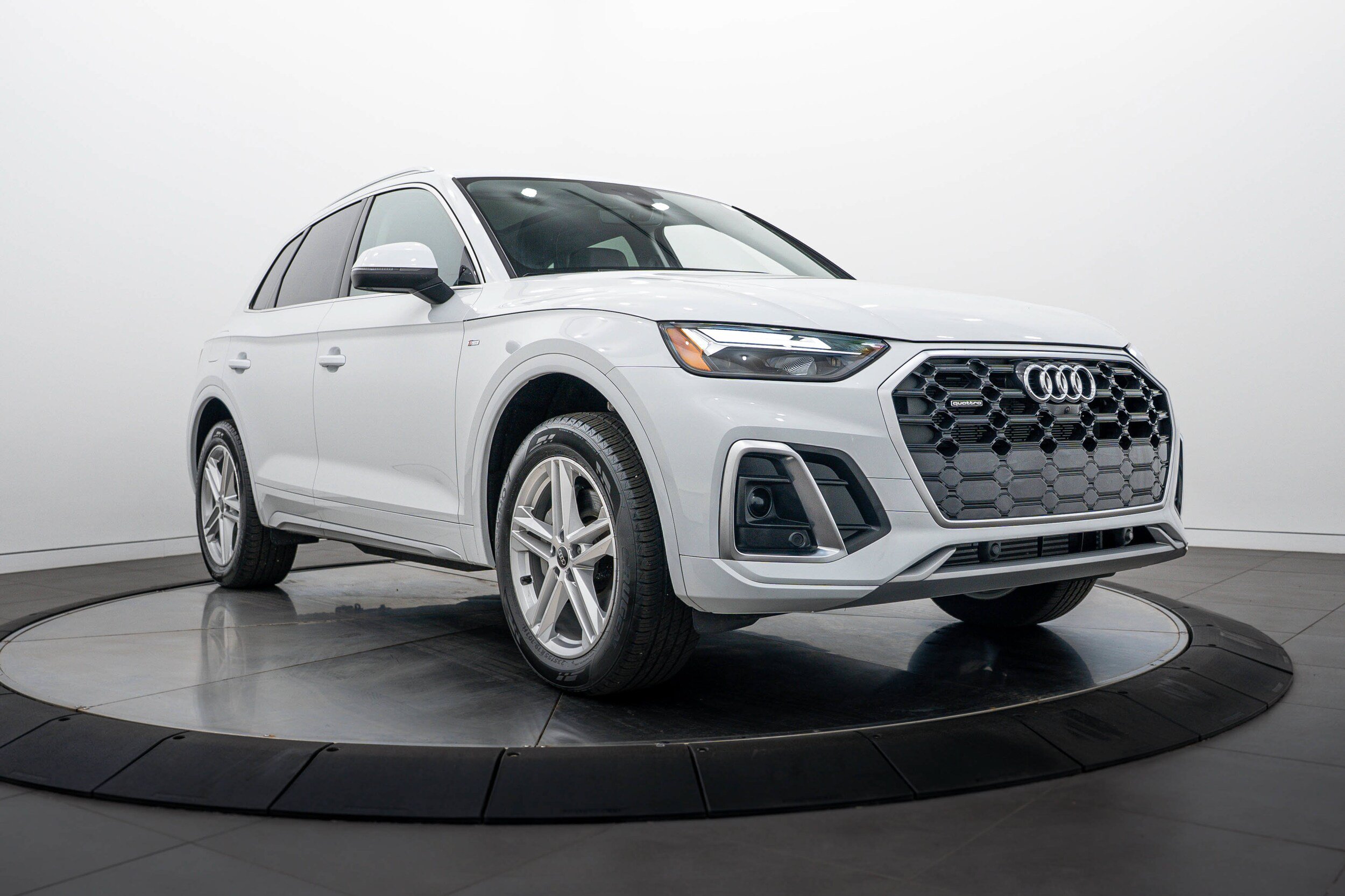 Certified 2025 Audi Q5 e Premium Plus w/ Premium Plus Package AWD/4WD image 1