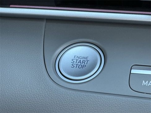 Used 2025 Hyundai Elantra SEL image 21