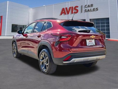 Used 2025 Chevrolet Trax LT w/ LT Convenience Package FWD image 10