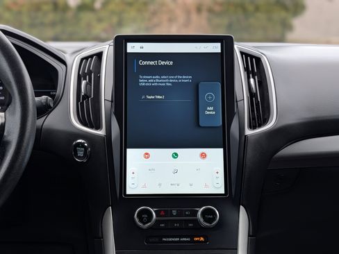 Used 2023 Ford Edge SEL image 15