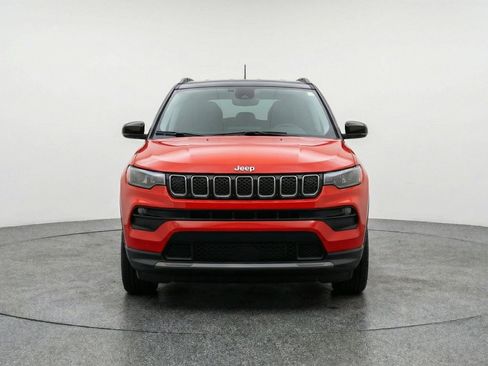 Used 2025 Jeep Compass Limited AWD/4WD image 2