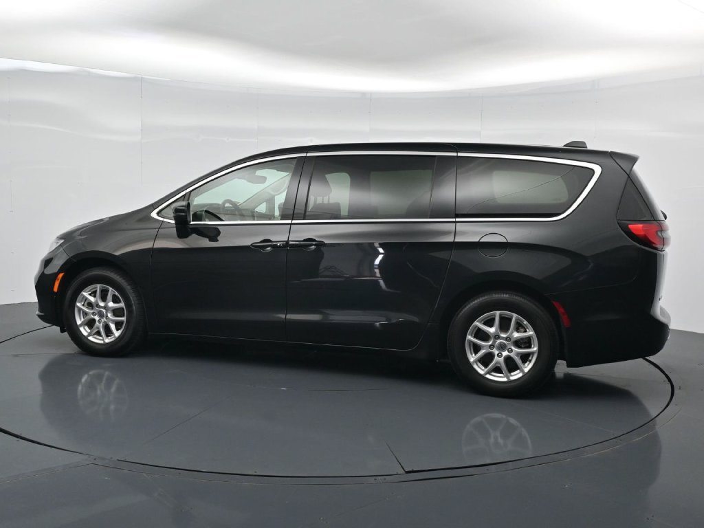 Used 2023 Chrysler Pacifica Touring-L FWD image 4