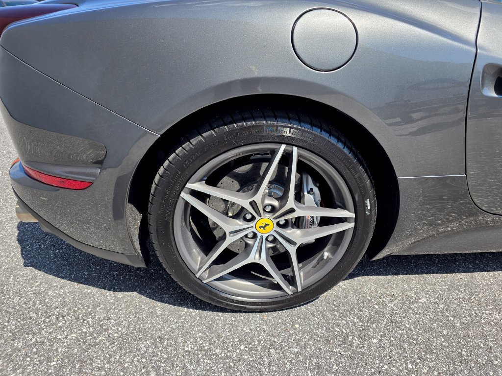 Used 2015 Ferrari California T RWD image 13