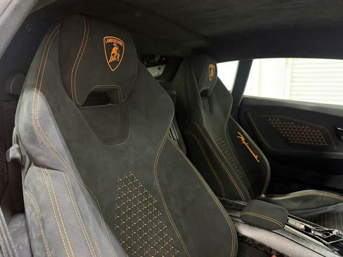 Used 2018 Lamborghini Huracan Performante AWD/4WD image 38