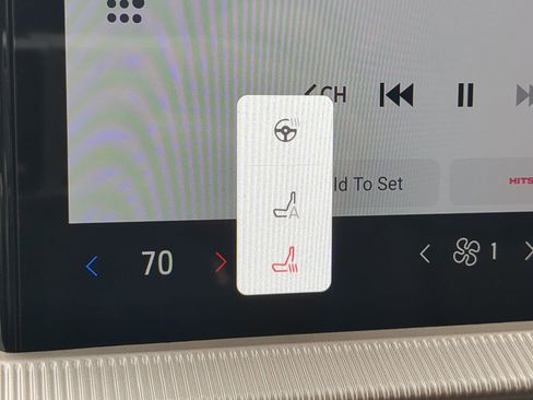 Used 2025 Ford Explorer Active w/ Active Comfort Package image 21