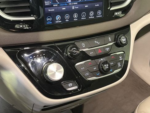 Used 2020 Chrysler Pacifica Touring-L image 26