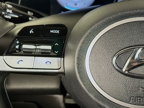 Used 2022 Hyundai Elantra SEL w/ Convenience Package FWD image 10