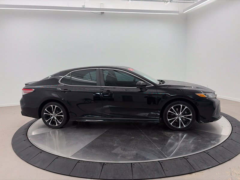 Used 2018 Toyota Camry SE w/ Moonroof Package FWD image 2