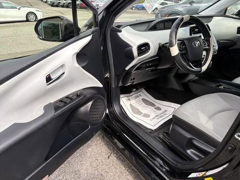Used 2020 Toyota Prius LE image 12