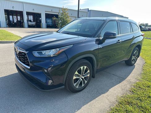 Used 2020 Toyota Highlander XLE AWD/4WD image 3