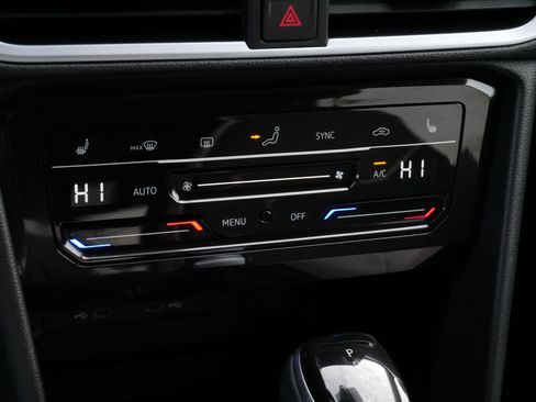 Certified 2025 Volkswagen Taos SE image 23