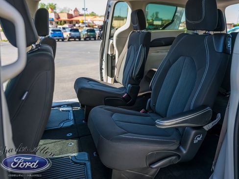 Used 2022 Chrysler Voyager LX FWD image 11