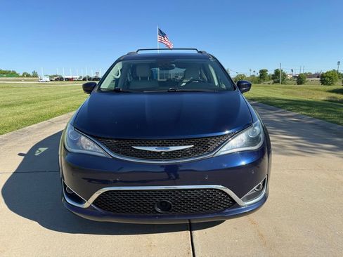 Used 2019 Chrysler Pacifica Touring-L Plus w/ Advanced Safetytec Group FWD image 10