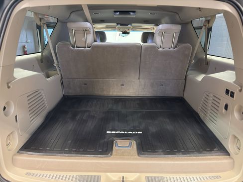Used 2017 Cadillac Escalade ESV Premium Luxury AWD/4WD image 32