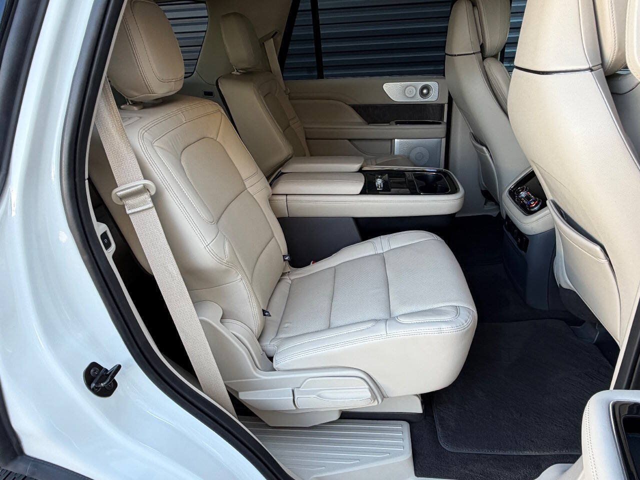 Used 2021 Lincoln Navigator Reserve w/ Luxury Package AWD/4WD image 23