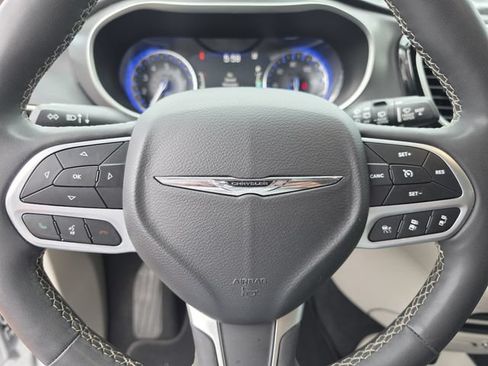 Used 2023 Chrysler Pacifica Touring-L FWD image 40