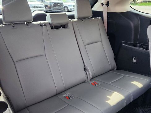 Used 2024 Toyota Highlander XLE FWD image 13