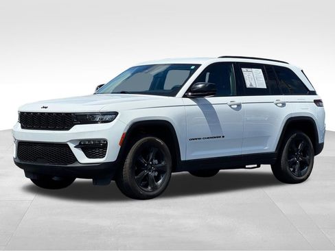 Used 2023 Jeep Grand Cherokee Limited w/ Black Appearance Package AWD/4WD image 3