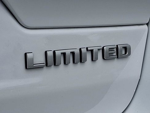 Used 2025 Jeep Grand Cherokee Limited w/ Luxury Tech Group II AWD/4WD image 33