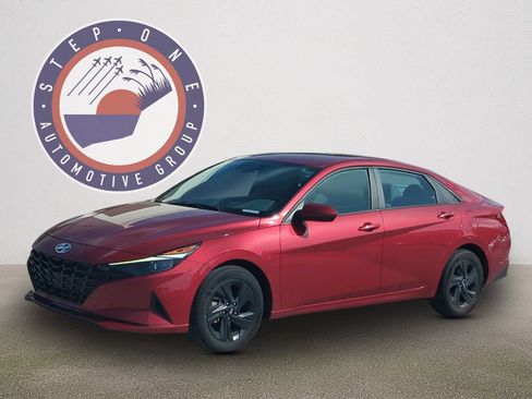 Used 2023 Hyundai Elantra SEL FWD image 2