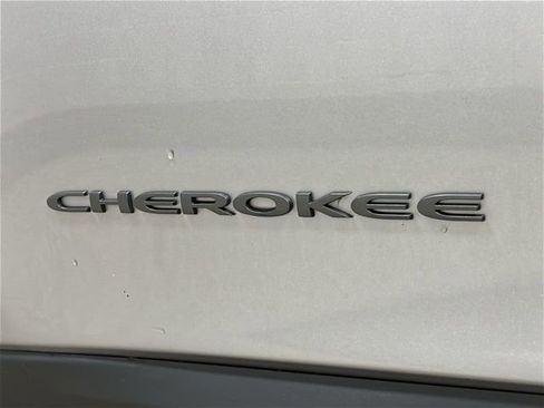 Used 2021 Jeep Cherokee Trailhawk image 32