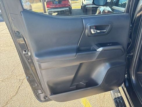 Used 2022 Toyota Tacoma TRD Off-Road image 12