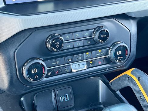 Used 2023 Ford Bronco Badlands image 16